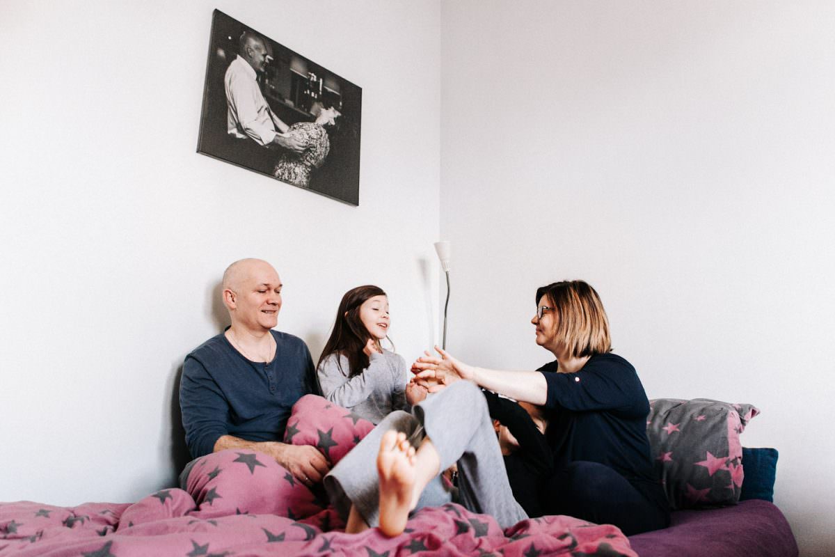 zdjęcie z początku sesji rodzinnej w łóżku - Poznań